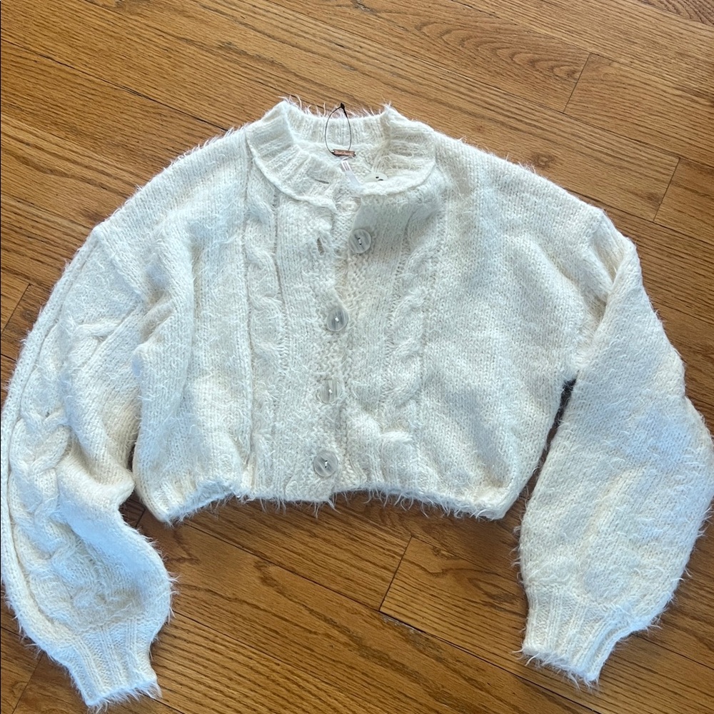 Free People Cozy White Cable Knit Cropped Cardigan XS Sweater Fuzzy